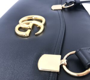 グッチの黒い鞄
