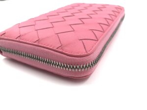 ボッテガヴェネタのピンク色の長財布