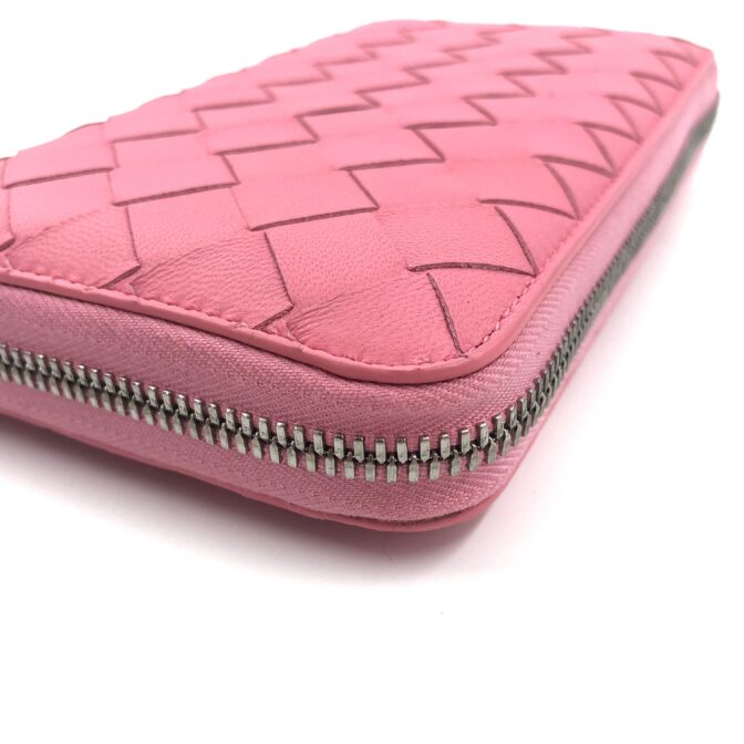 ボッテガヴェネタのピンク色の長財布