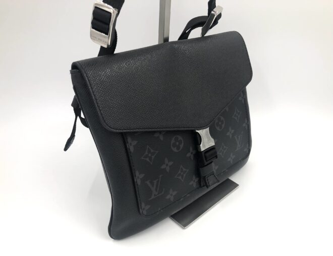 ルイヴィトンのクロスボデイバッグ