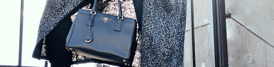 黒ハンドバッグを持った女性